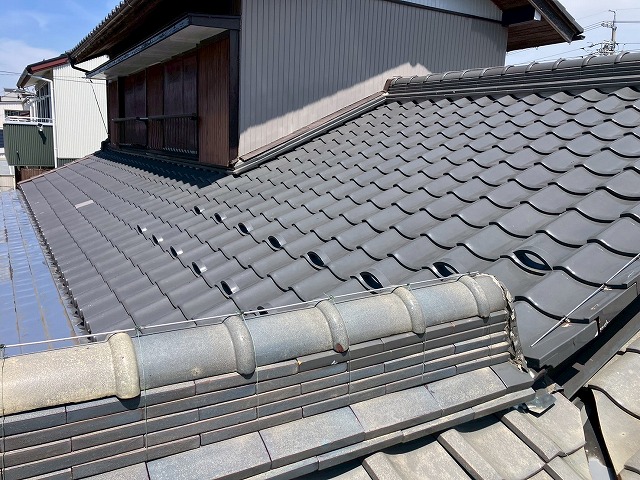 岐阜市で瓦屋根から増設された庇を点検、谷板金も延長されていた
